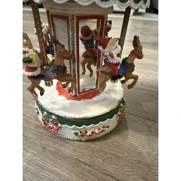 Santa Claus‎ Is Coming To Town Carousel - Musical - Reindeer - Christmas
